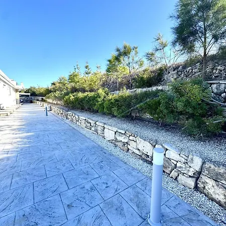Tuludis Villa Dhrousha